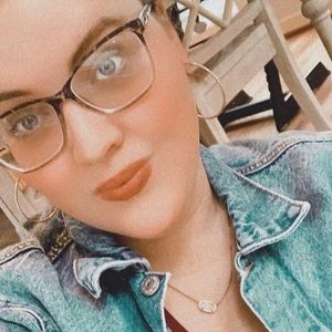 Meet your Posher, Alexis